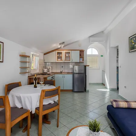 1 Bedroom Beautiful In * Barbat na Rabu